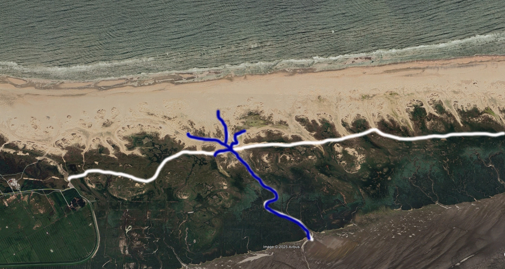 Der Osten der Insel Norderney. Hier kreuzt der Mittelweg (weiß) den Verlauf des Schlopps (blau, bei Hochwasser).